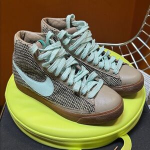Nike BLAZE High-Tops with Mint and Brown Design